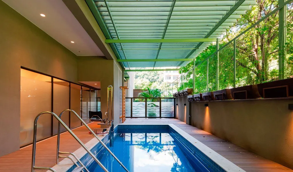 Cobertura retrátil sobre piscina residencial em Jundiaí e região